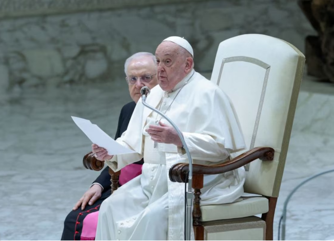 HOSPITALIZAN AL PAPA FRANCISCO TRAS DÍAS DE MALESTAR RESPIRATORIO